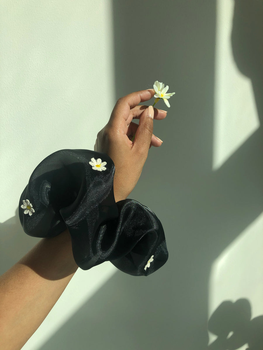 Daisy flowers scrunchie